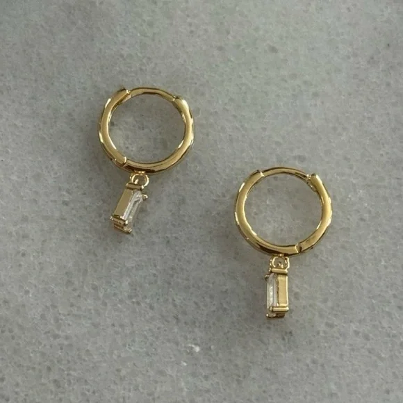 18k Gold Crystal Princess Dangle Huggie Hoop Earrings
Brand New - Picture 2 of 4